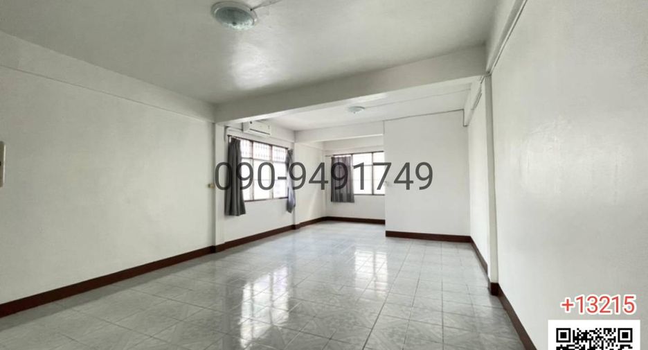 For rent 7 ベッドルーム townhouse in Huai Khwang, Bangkok