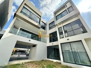 For rent そして for sale 5 Beds house in Huai Khwang, Bangkok