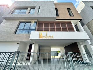 For rent そして for sale 5 Beds house in Huai Khwang, Bangkok