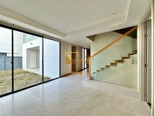 For rent そして for sale 5 Beds house in Huai Khwang, Bangkok