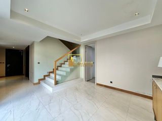 For rent そして for sale 5 Beds house in Huai Khwang, Bangkok