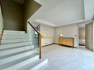 For rent そして for sale 5 Beds house in Huai Khwang, Bangkok