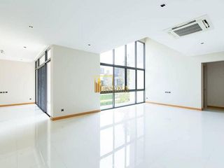 For rent そして for sale 4 Beds house in Huai Khwang, Bangkok
