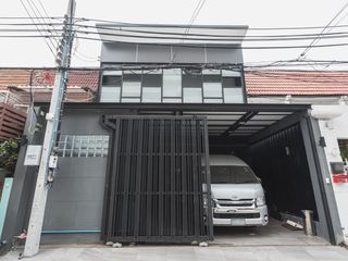 For rent studio townhouse in Khlong Toei, Bangkok