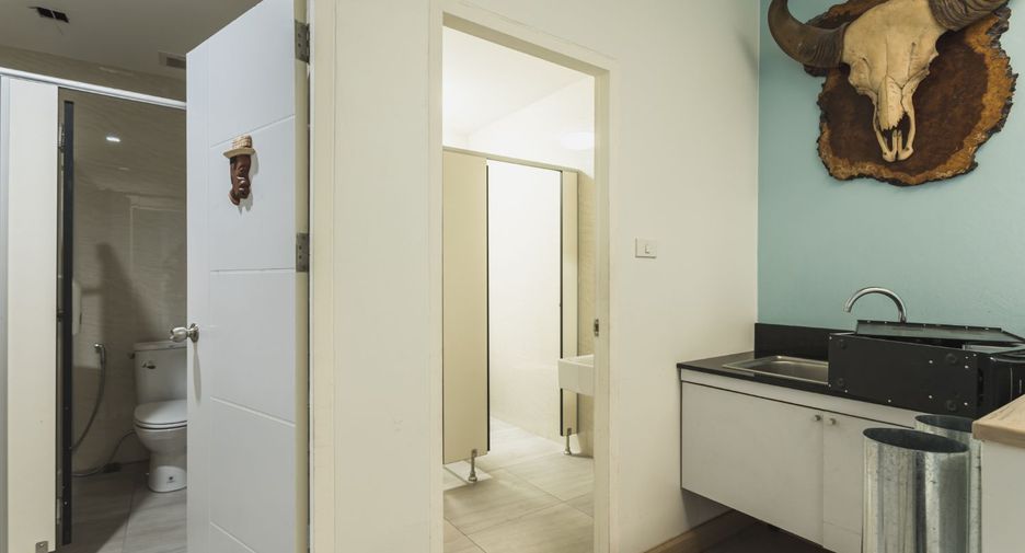 For rent studio townhouse in Khlong Toei, Bangkok