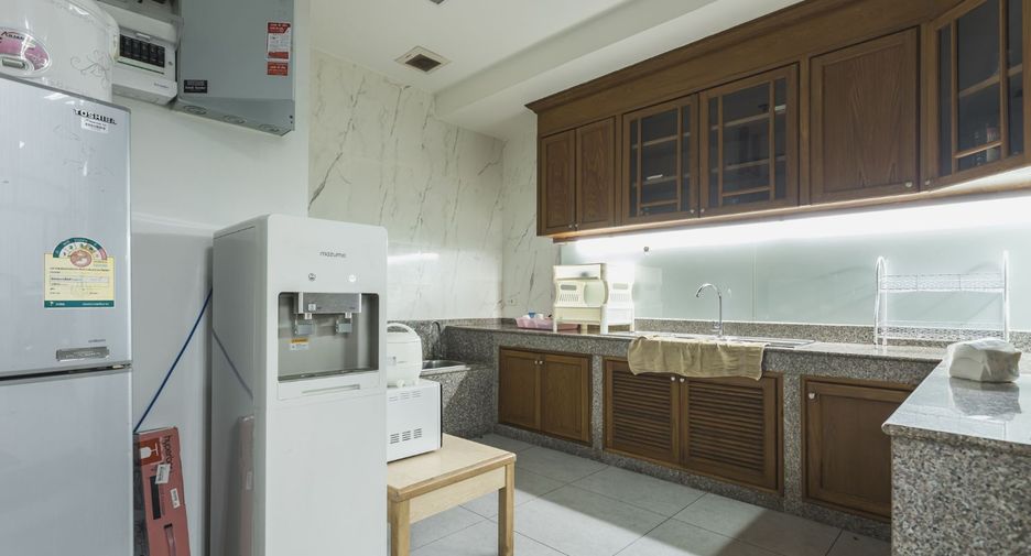 For rent studio townhouse in Khlong Toei, Bangkok