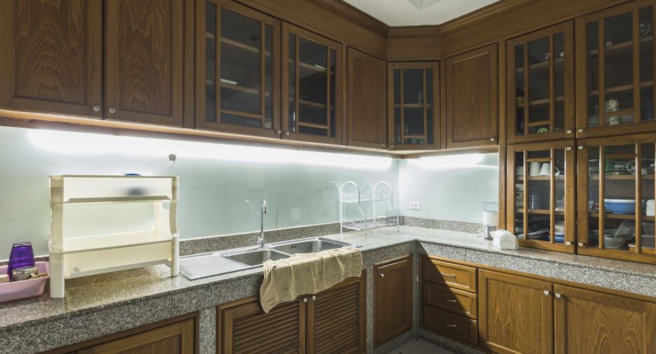 For rent studio townhouse in Khlong Toei, Bangkok