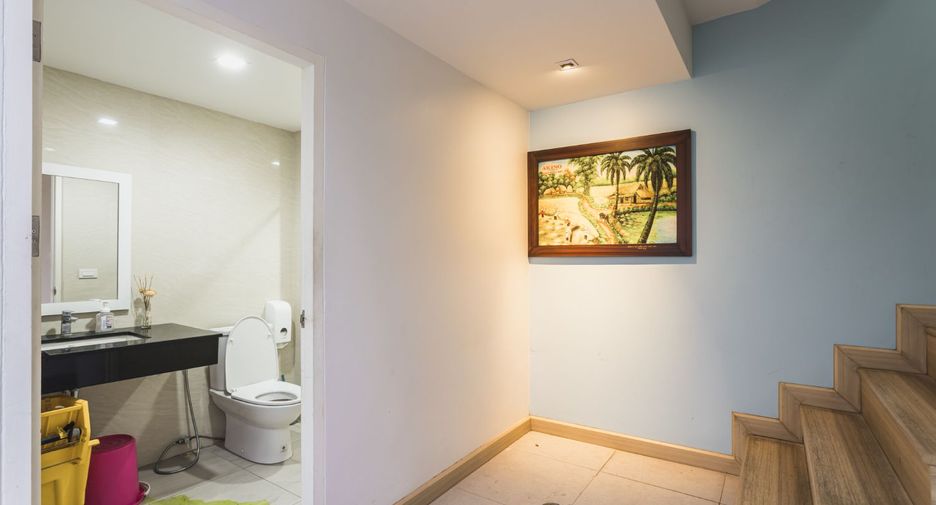 For rent studio townhouse in Khlong Toei, Bangkok