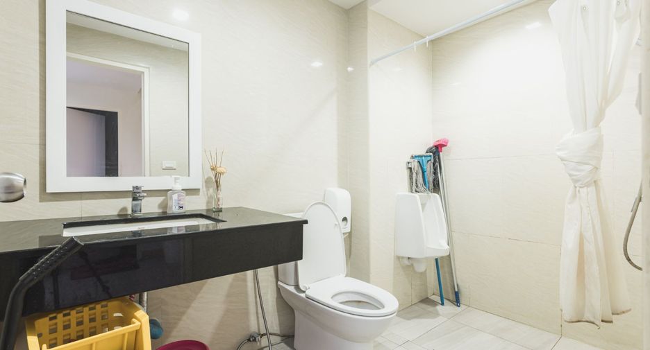 For rent studio townhouse in Khlong Toei, Bangkok
