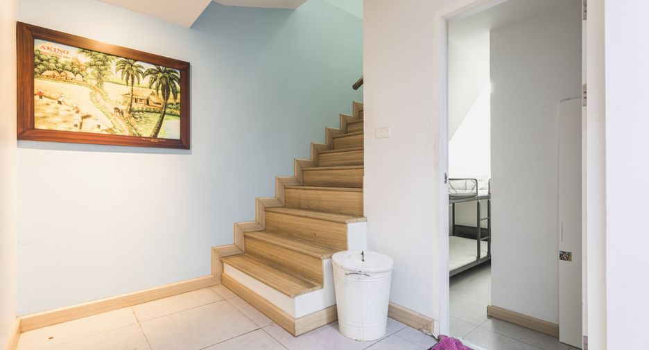 For rent studio townhouse in Khlong Toei, Bangkok