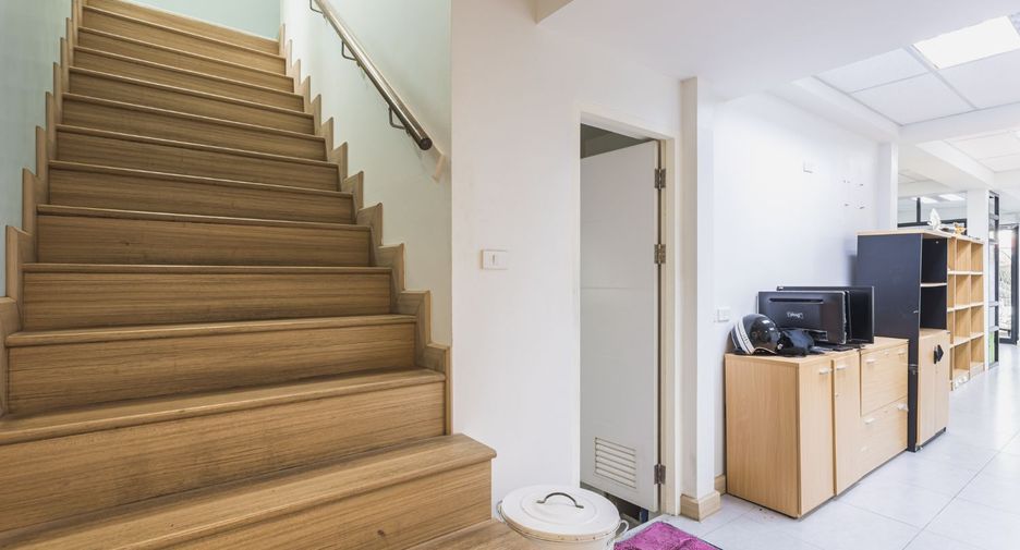 For rent studio townhouse in Khlong Toei, Bangkok
