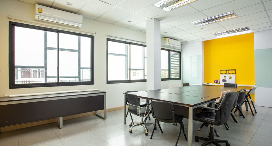 For rent studio townhouse in Khlong Toei, Bangkok