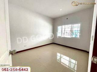 À vendre 3 chambres maison de ville à Pluak Daeng, Rayong