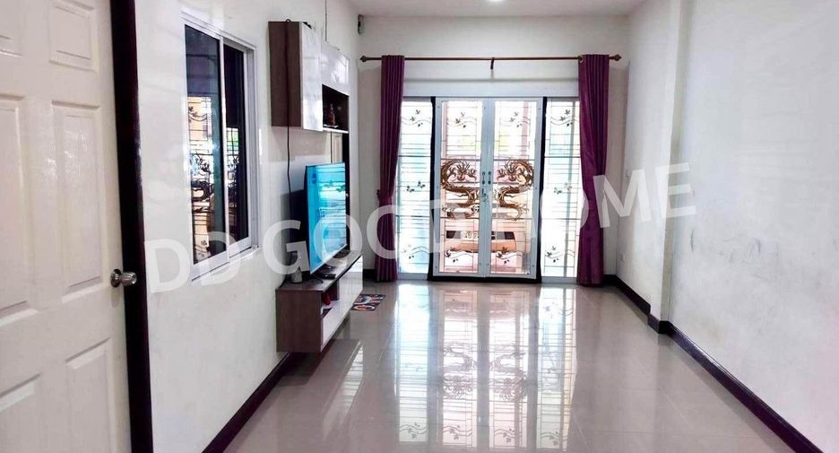 Casa adosada en venta de 3 habitaciones en Pluak Daeng, Rayong