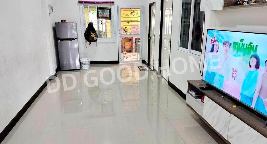 Casa adosada en venta de 3 habitaciones en Pluak Daeng, Rayong