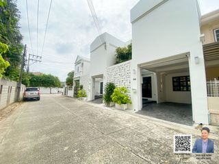 Reihenhaus zur Miete und zum Kauf mit 4 Zimmer in Watthana, Bangkok