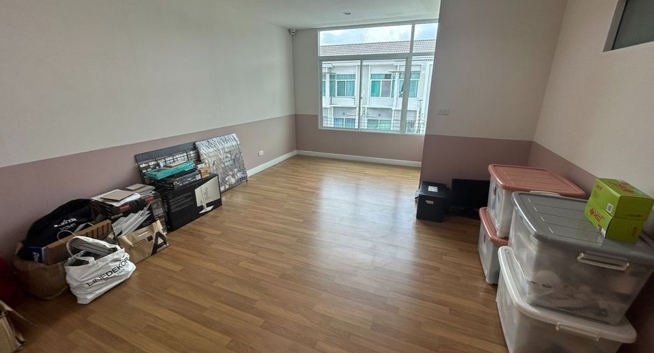 For sale 4 Beds townhouse in Mueang Nonthaburi, Nonthaburi