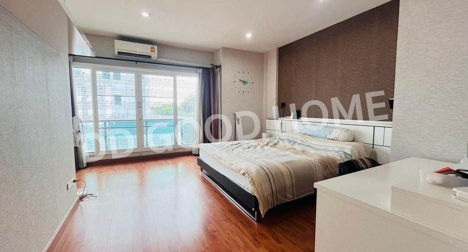 For sale 4 bedrooms townhouse in Mueang Pathum Thani, Pathum Thani