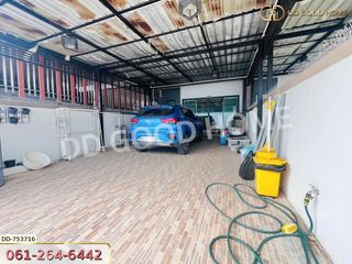 For sale 4 bedrooms townhouse in Mueang Pathum Thani, Pathum Thani