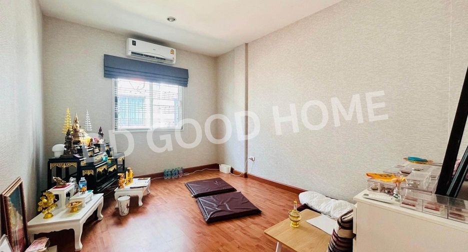 For sale 4 bedrooms townhouse in Mueang Pathum Thani, Pathum Thani