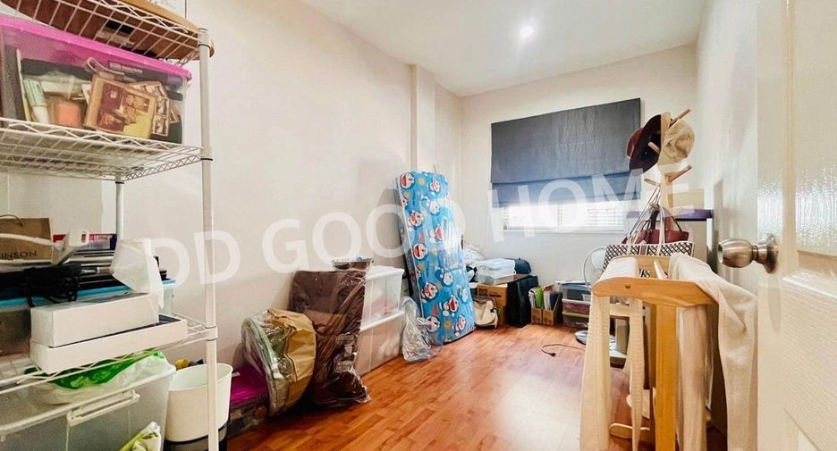 For sale 4 bedrooms townhouse in Mueang Pathum Thani, Pathum Thani