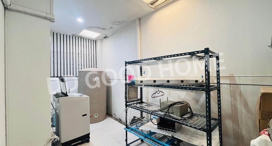 For sale 4 bedrooms townhouse in Mueang Pathum Thani, Pathum Thani