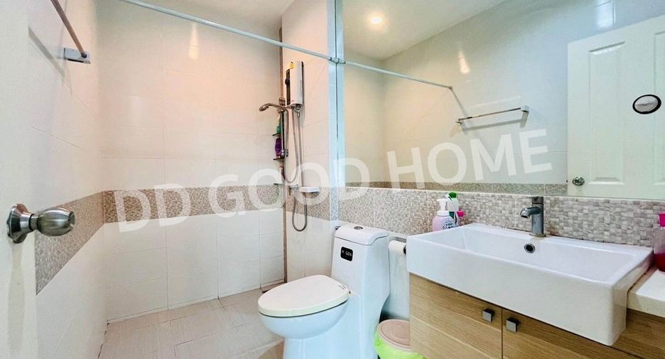 For sale 4 bedrooms townhouse in Mueang Pathum Thani, Pathum Thani