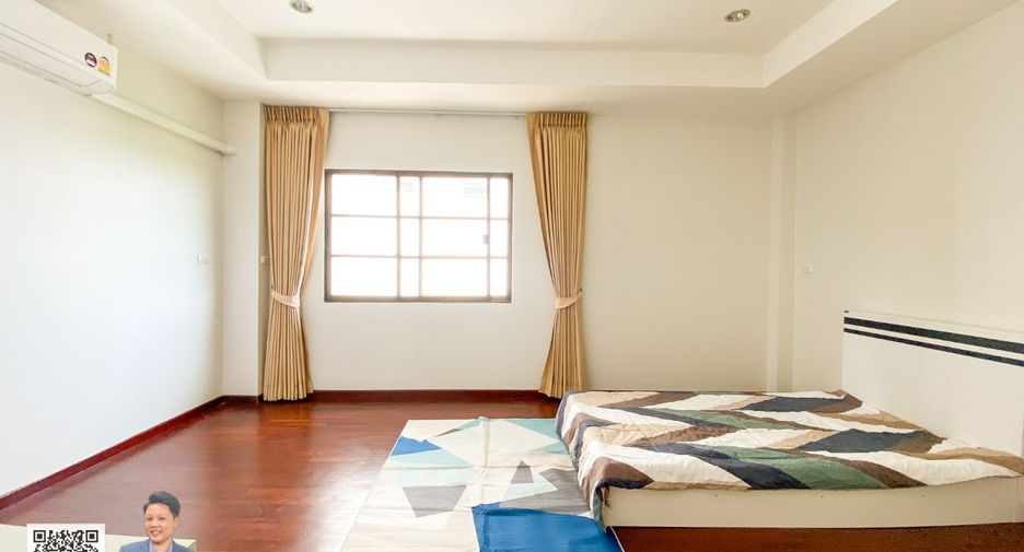 For sale 3 bedrooms townhouse in Phra Khanong, Bangkok