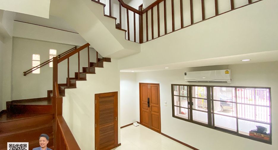 For sale 3 bedrooms townhouse in Phra Khanong, Bangkok