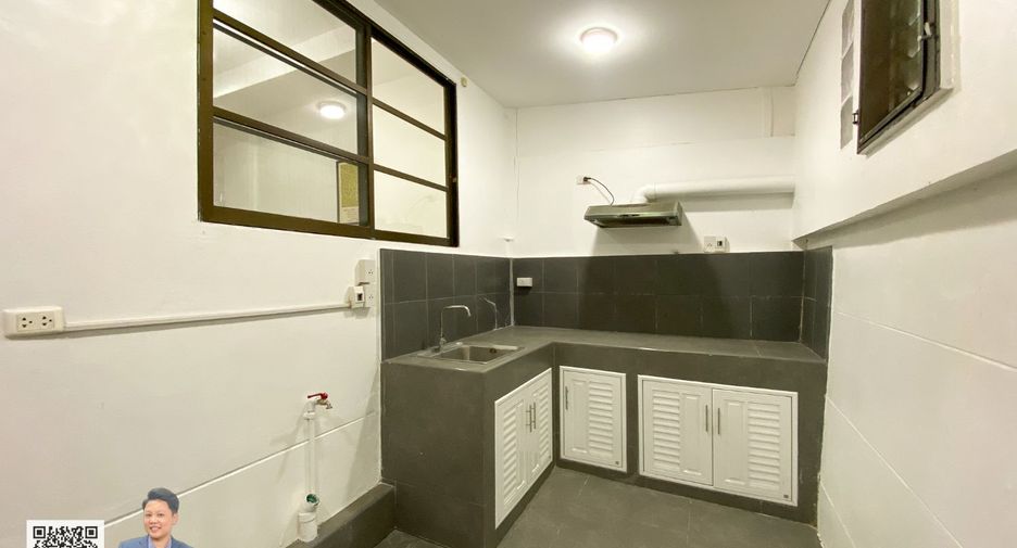 For sale 3 bedrooms townhouse in Phra Khanong, Bangkok