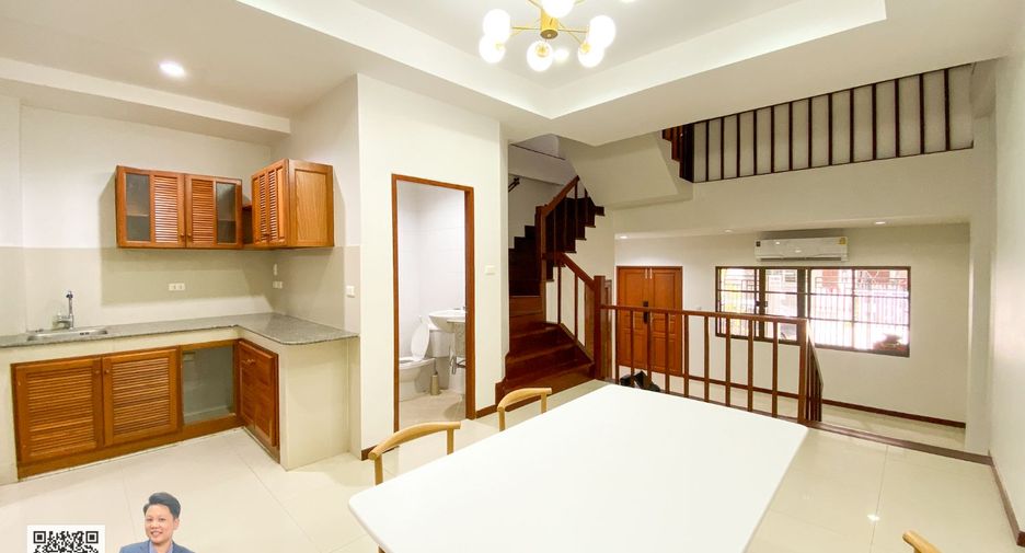 For sale 3 bedrooms townhouse in Phra Khanong, Bangkok