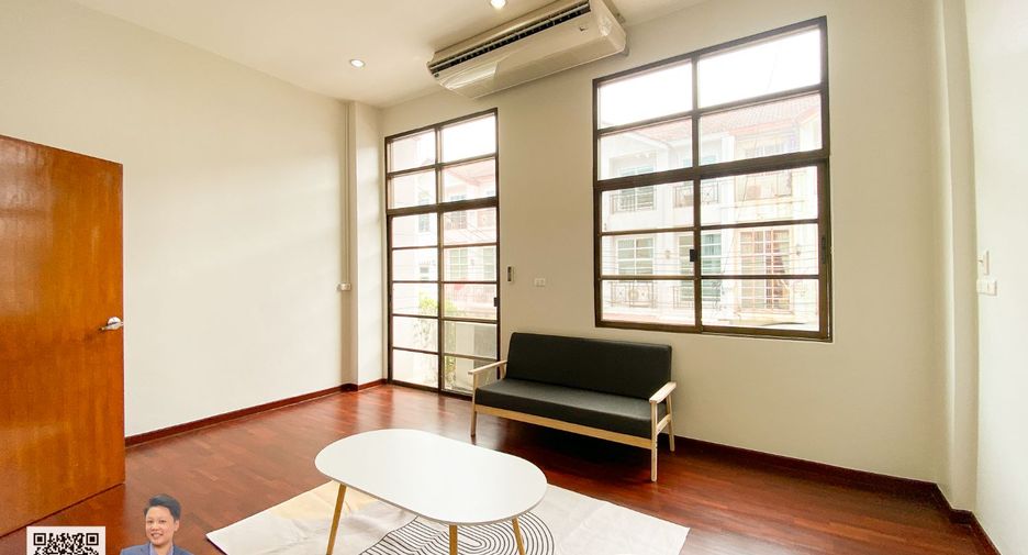 For sale 3 bedrooms townhouse in Phra Khanong, Bangkok