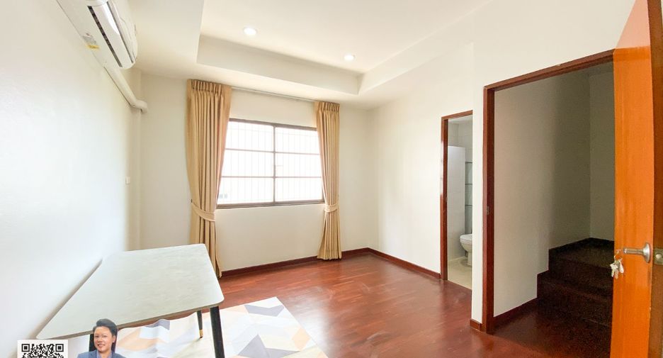 For sale 3 bedrooms townhouse in Phra Khanong, Bangkok