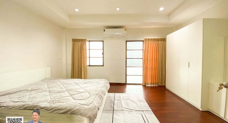 For sale 3 bedrooms townhouse in Phra Khanong, Bangkok