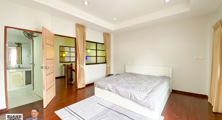 For sale 3 bedrooms townhouse in Phra Khanong, Bangkok