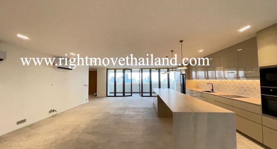 For sale 4 bedrooms condo in Watthana, Bangkok