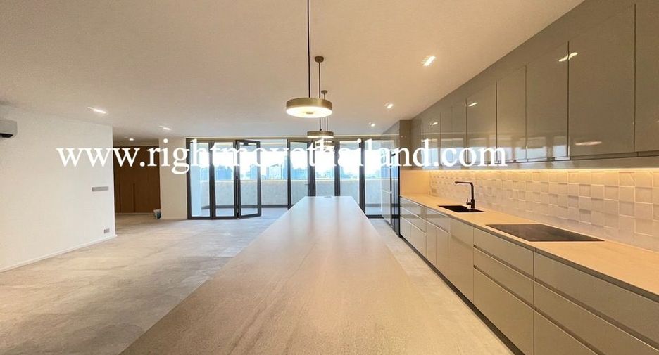 For sale 4 bedrooms condo in Watthana, Bangkok
