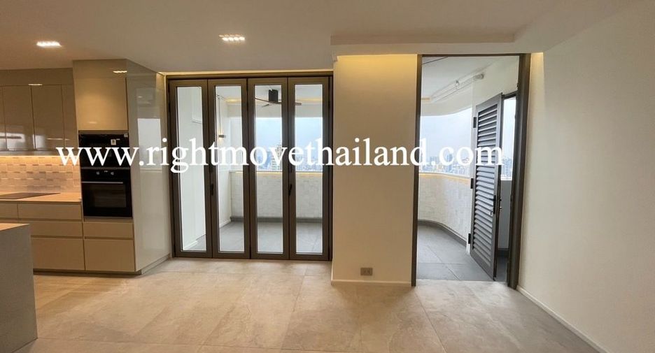 For sale 4 bedrooms condo in Watthana, Bangkok