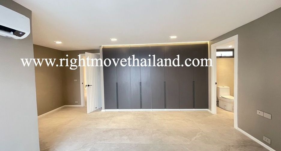 For sale 4 bedrooms condo in Watthana, Bangkok