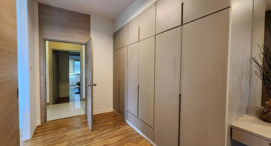 For rent 3 bedrooms apartment in Khlong Toei, Bangkok