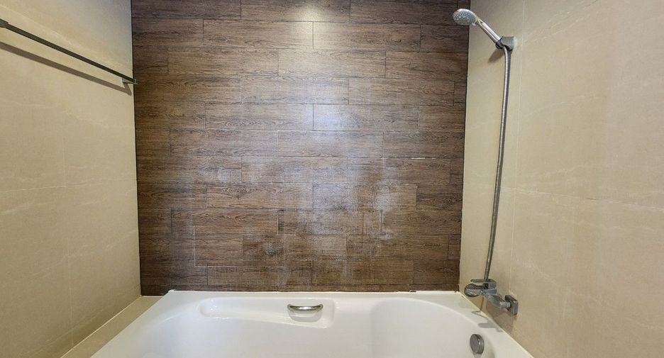 For rent 3 bedrooms apartment in Khlong Toei, Bangkok