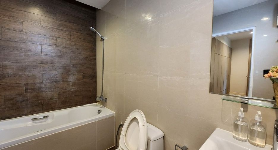 For rent 3 bedrooms apartment in Khlong Toei, Bangkok