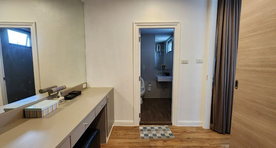 For rent 3 bedrooms apartment in Khlong Toei, Bangkok
