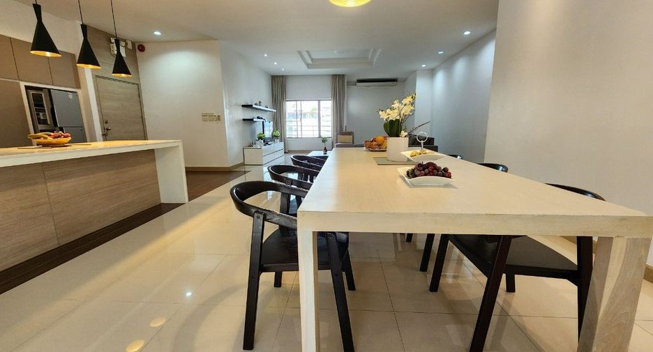 For rent 3 bedrooms apartment in Khlong Toei, Bangkok