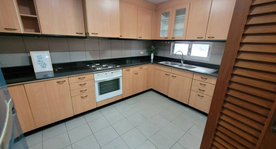 For rent 2 bedrooms apartment in Khlong Toei, Bangkok