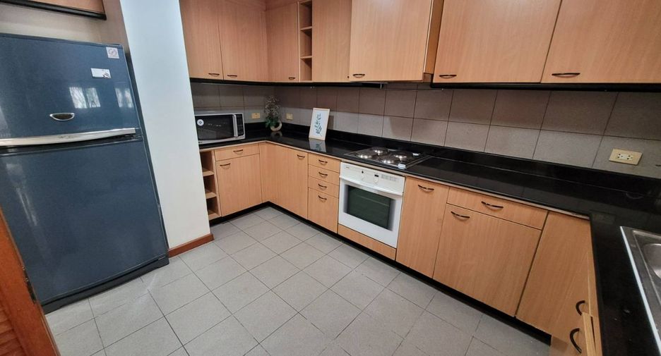 For rent 2 bedrooms apartment in Khlong Toei, Bangkok