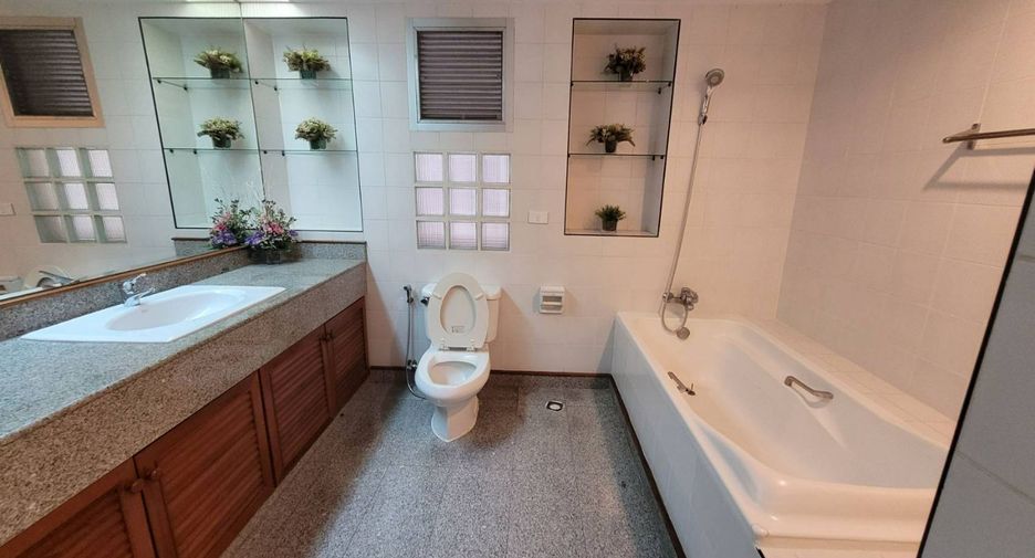 For rent 2 bedrooms apartment in Khlong Toei, Bangkok
