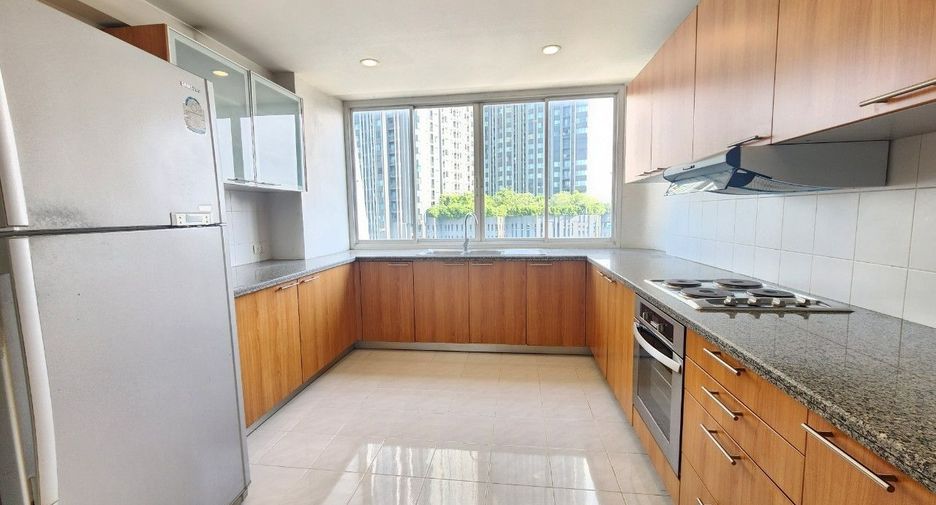 For rent 4 bedrooms apartment in Pathum Wan, Bangkok