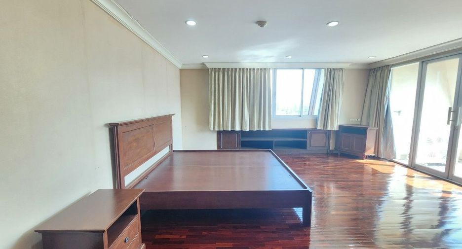 For rent 4 bedrooms apartment in Pathum Wan, Bangkok