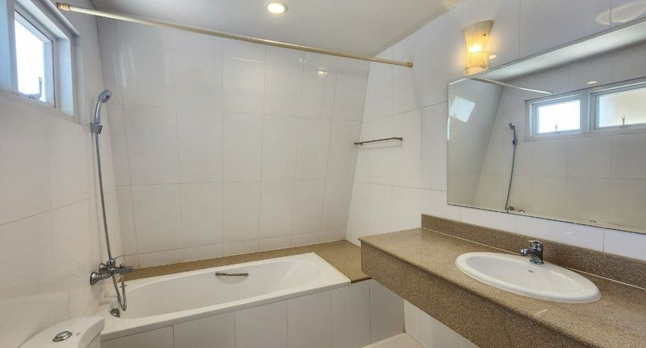 For rent 4 bedrooms apartment in Pathum Wan, Bangkok